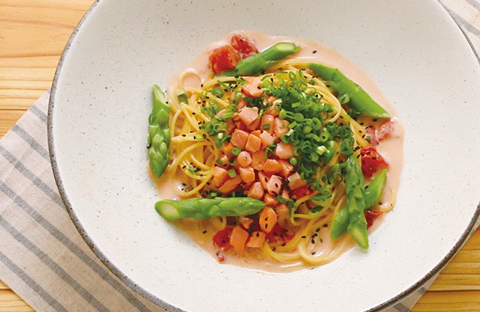 アスパラとスモークサーモンの味噌トマトクリーム