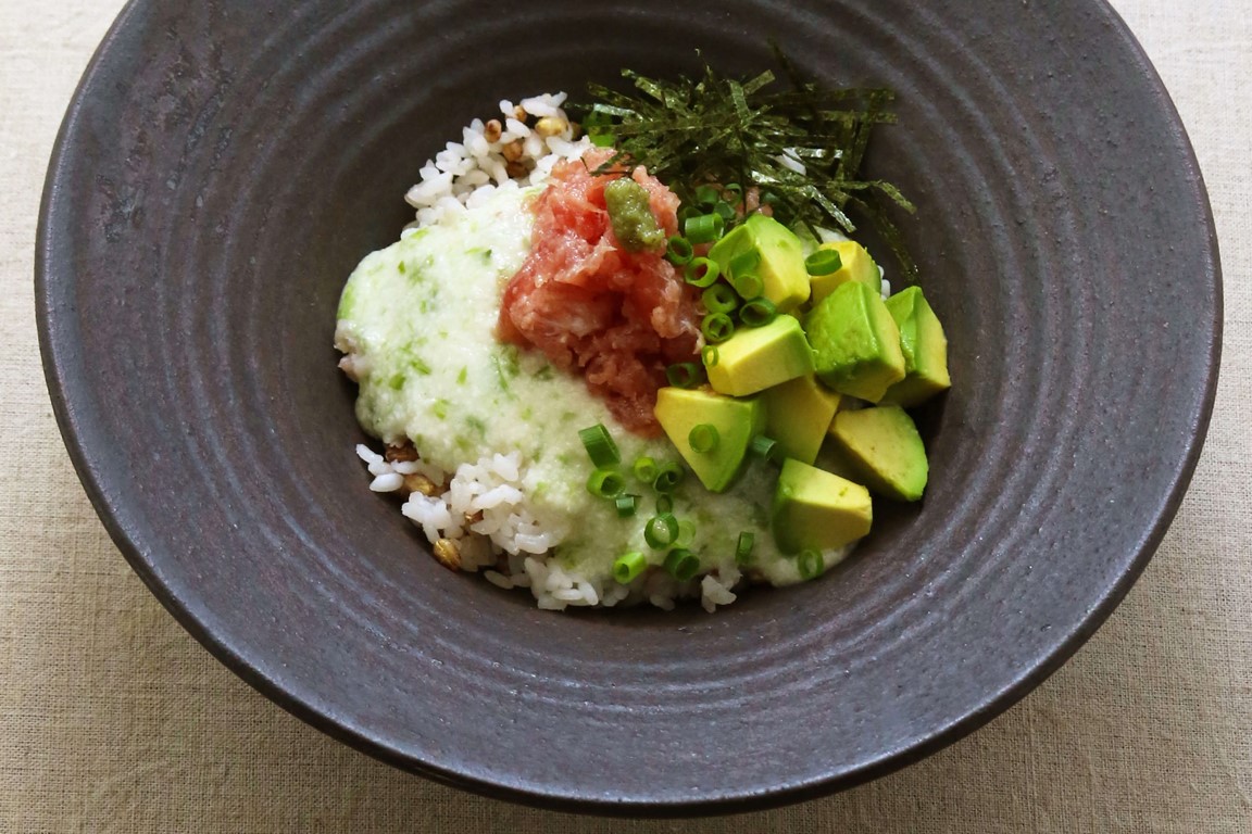 あおさとろろごはん たたきまぐろとアボカド